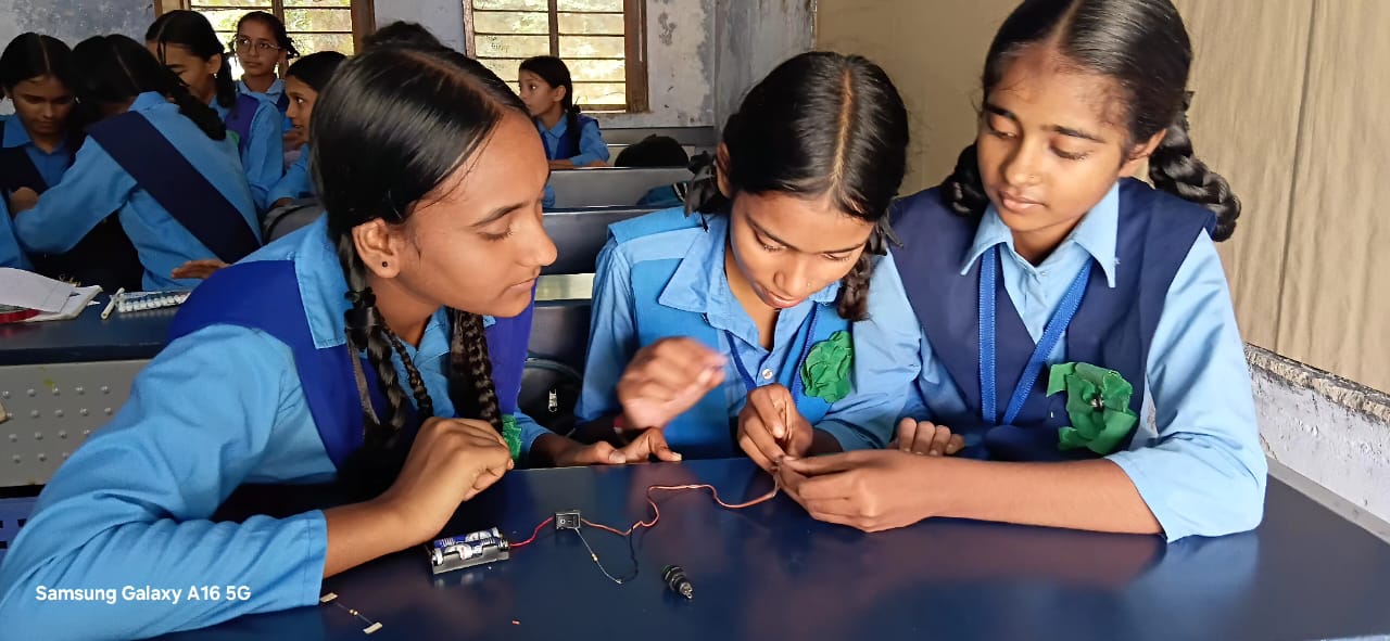 Interactive STEM activity in a government school classroom